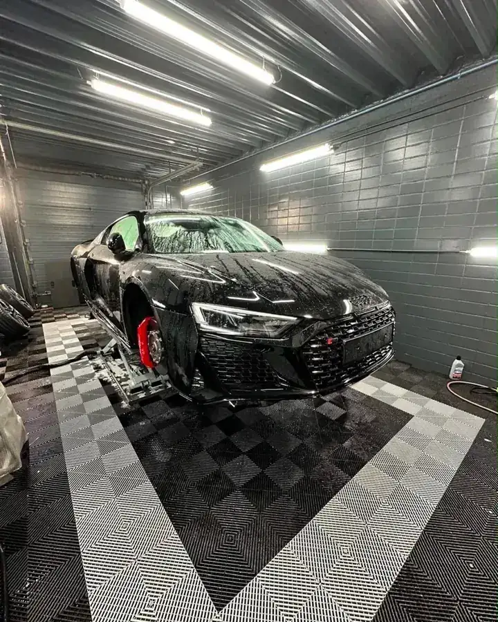 Audi R8 schwarz, eingeschäumt in der Halle