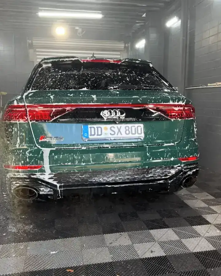 Audi RS Q8 grün, eingeschäumt in der Halle