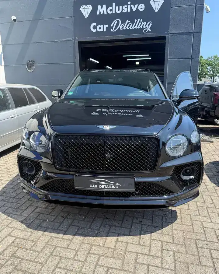 Bentley Bentayga schwarz vor der Mclusive Halle