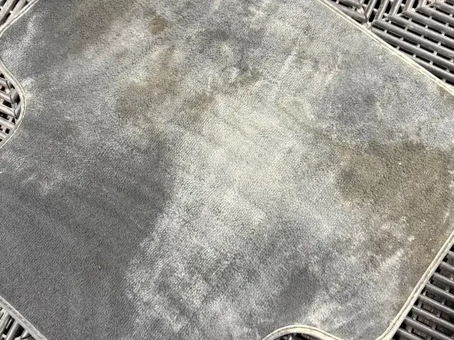 Fußmatte vorher, stark verschmutzt