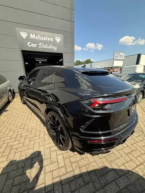 Lamborghini Urus vor der Halle in Oberhausen