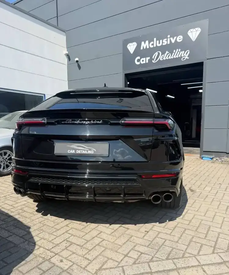 Lamborghini Urus vor der Halle in Oberhausen