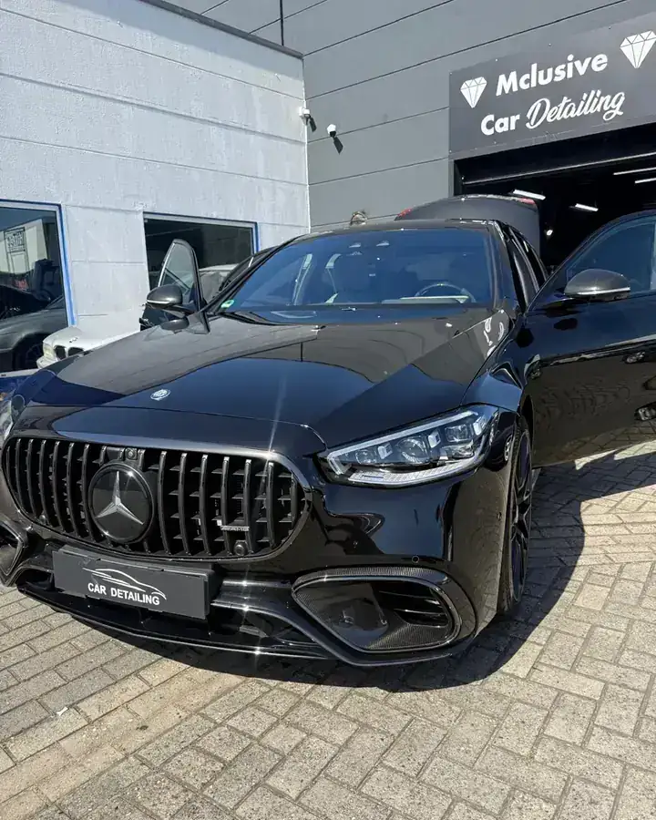 Mercedes-AMG S-Klasse schwarz vor der Halle
