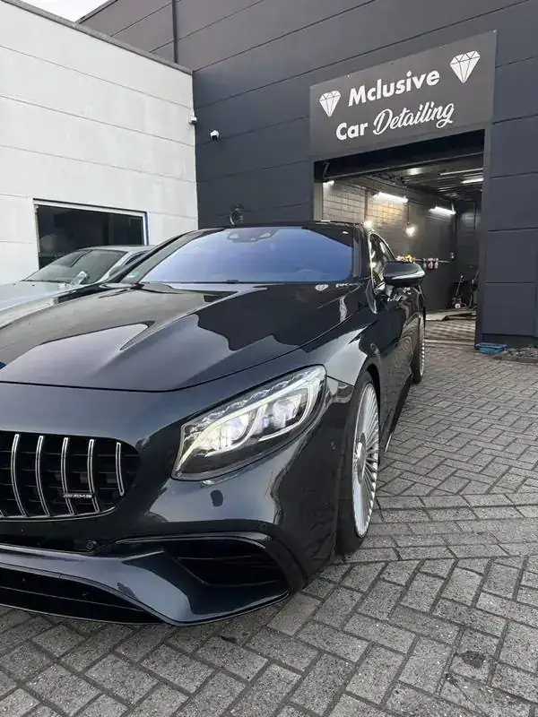 Mercedes-AMG S 63 Coupé vor der Halle