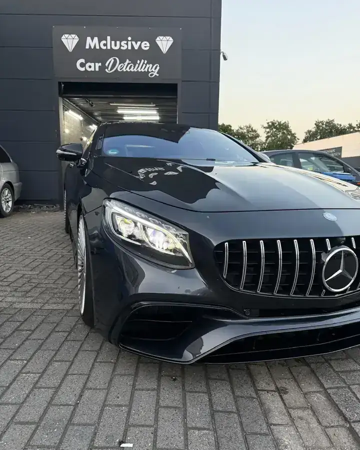Mercedes-AMG S 63 Coupé vor der Halle