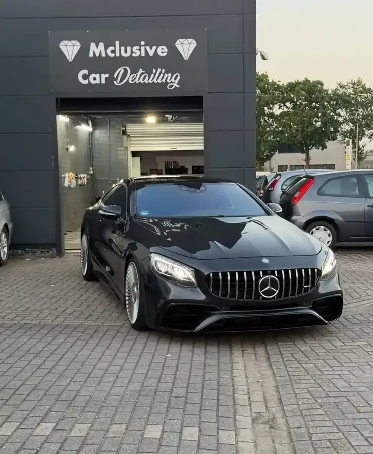 Mercedes-AMG S 63 Coupé vor der Halle