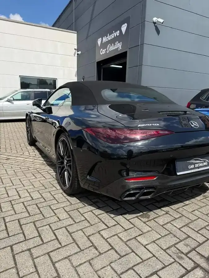 Mercedes-AMG SL vor der Halle