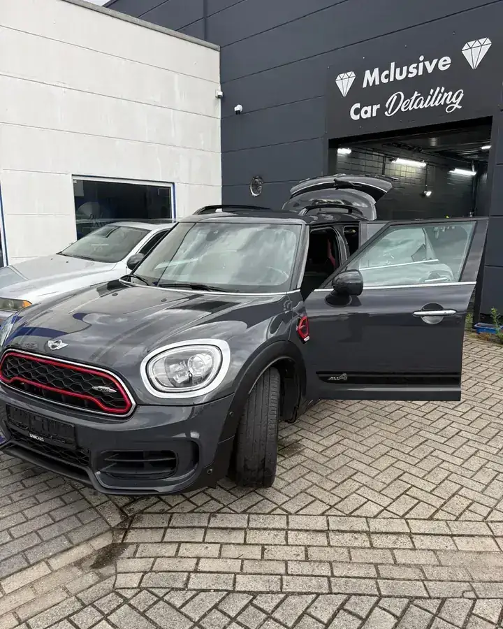 Mini John Cooper Works Countryman vor der Halle