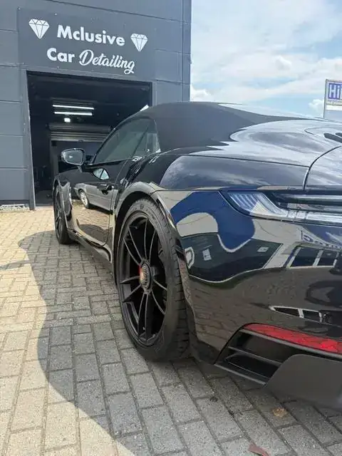 Porsche 911 Cabrio vor der Halle in Oberhausen