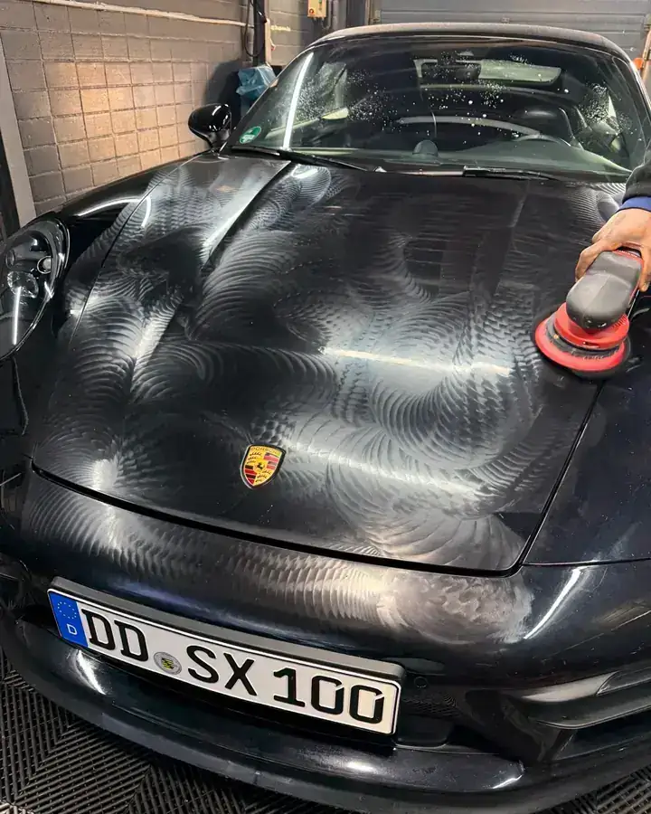 Porsche 911 schwarz bei der Lackpolitur